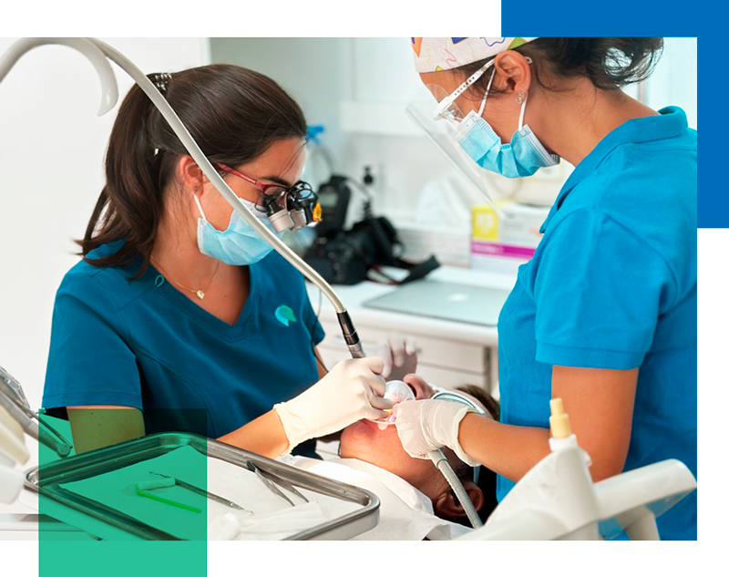 Dentistas trabajando con un paciente